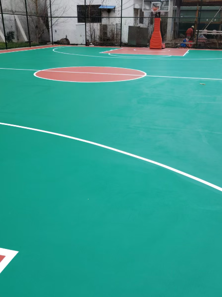 绿园 球场长期使用易出现地面开裂